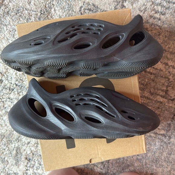 Yeezy Runner- size 8 - Picture 3 of 7